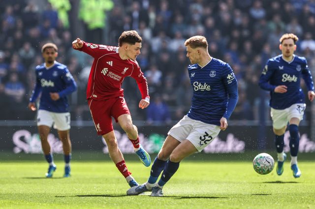 Florian Wirtz of Liverpool passes the ball under pressure from Jarrad Branthwaite of Everton during the Premier League match Everton vs Liverpool at Hill Dickinson Stadium, Liverpool, United Kingdom on 19 April 2026

(Photo by Alfie Cosgrove/News Images)