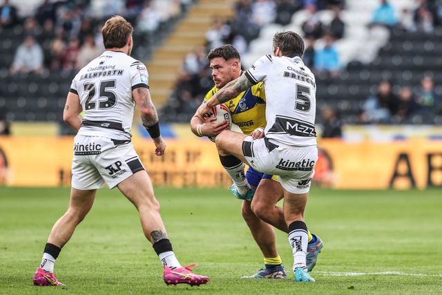 Joe Philbin of Warrington Wolves is tackled by Tom Briscoe of Hull FC during the Betfred Super League Round 26 match Hull FC vs Warrington Wolves at MKM Stadium, Hull, United Kingdom, 13th September 2025

(Photo by Alfie Cosgrove/News Images)