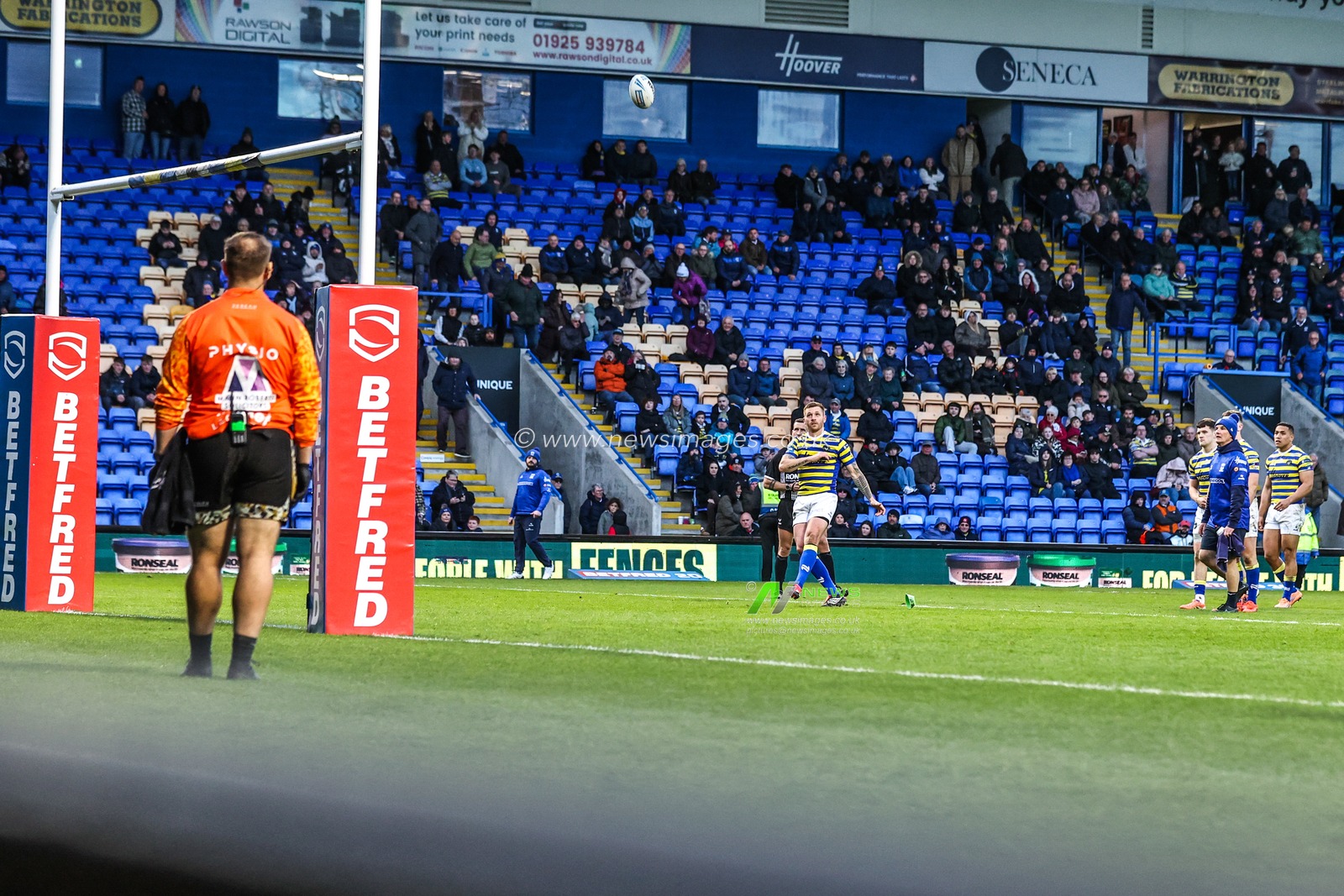 Marc Sneyd of Warrington Wolves scores a penalty during the Betfred Challenge Cup Quarter Final match Warrington Wolves vs Leigh Leopards at The Halliwell Jones Stadium, Warrington, United Kingdom on 11 April 2026

(Photo by Alfie Cosgrove/News Images)