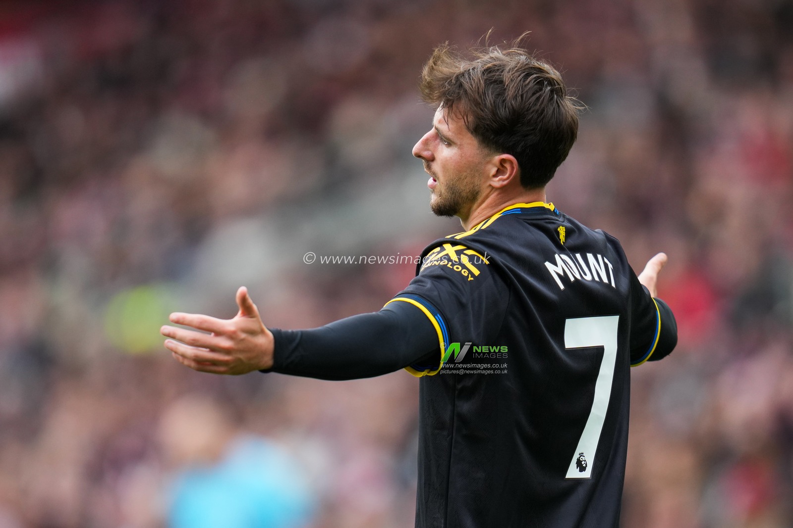 Mason Mount of Manchester United complains about referee Craig Pawson’s decision during the Premier League match Brentford vs Manchester United at The Gtech Community Stadium, London, United Kingdom, 27th September 2025

(Photo by Harvey Murphy/News Images)