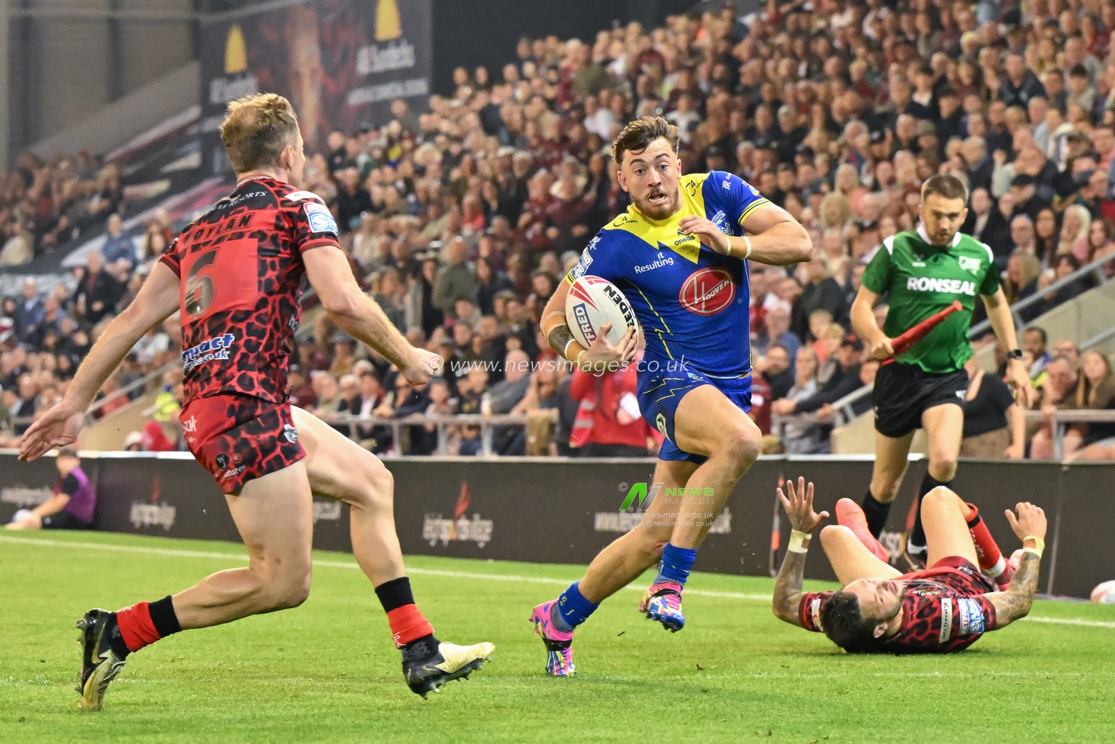 Matty Ashton of Warrington Wolves breaks forward during the Betfred Super League Round 24 match Leigh Leopards vs Warrington Wolves at Leigh Sports Village, Leigh, United Kingdom, 30th August 2024

(Photo by Cody Froggatt/News Images)