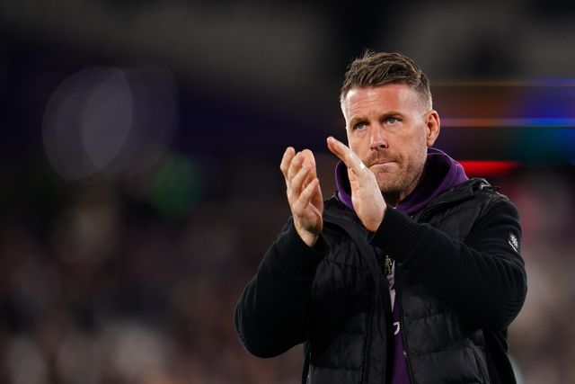 Rob Edwards manager of Wolverhampton Wanderers applauds away support during the Premier League match West Ham United vs Wolverhampton Wanderers at London Stadium, London, United Kingdom on 10 April 2026

(Photo by Harvey Murphy/News Images)