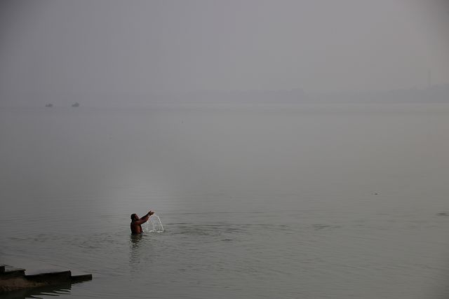 A Hindu pilgrim takes a holy dip on the banks of Ganges river, on a cold foggy morning ahead of the Makar Sankranti festival in out strike Kolkata on January 4, 2025.Pictures by Debajyoti Chakraborty.(Photo: Debajyoti Chakraborty/News Images)