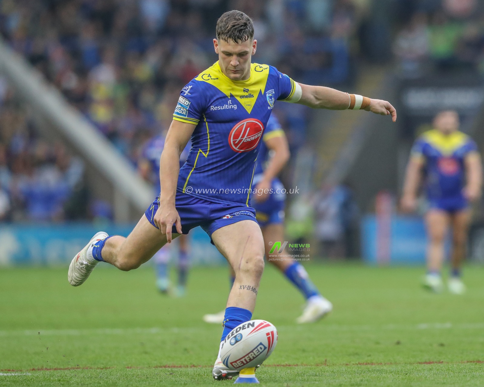 Josh Thewlis of Warrington Wolves scores a penalty during the Betfred Super League Round 25 match Warrington Wolves vs St Helens at Halliwell Jones Stadium, Warrington, United Kingdom, 7th September 2024

(Photo by Alfie Cosgrove/News Images)