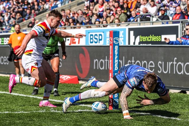 Tom Johnstone of Wakefield Trinity goes over for a try during the Betfred Super League round 8 match Wakefield Trinity vs Bradford Bulls at DIY Kitchens Stadium, Wakefield, United Kingdom on 18 April 2026

(Photo by Alfie Cosgrove/News Images)