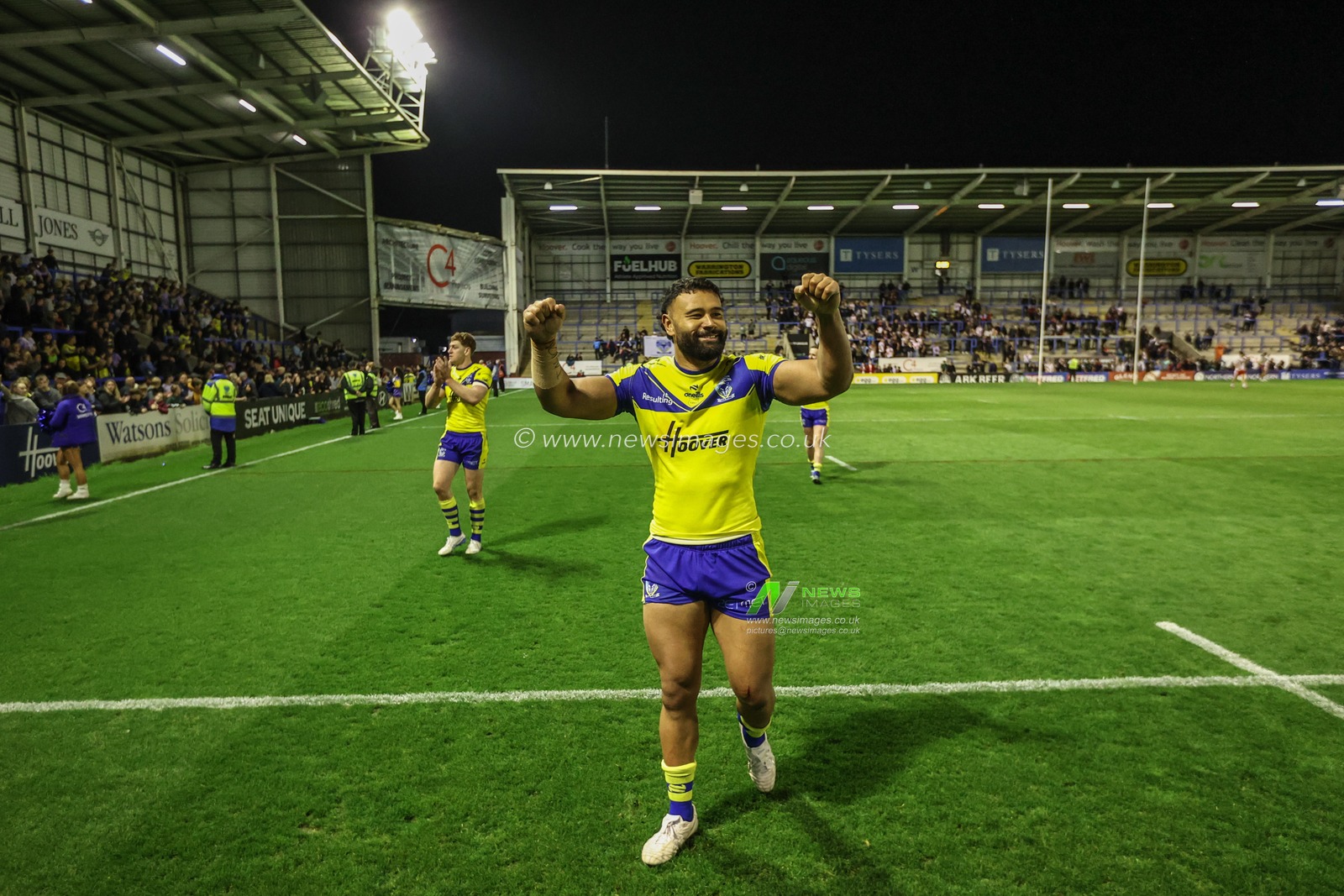 Zane Musgrove of Warrington Wolves celebrates the win during the Betfred Super League Round 9 match Warrington Wolves vs St Helens at Halliwell Jones Stadium, Warrington, United Kingdom, 24th April 2025

(Photo by Alfie Cosgrove/News Images)