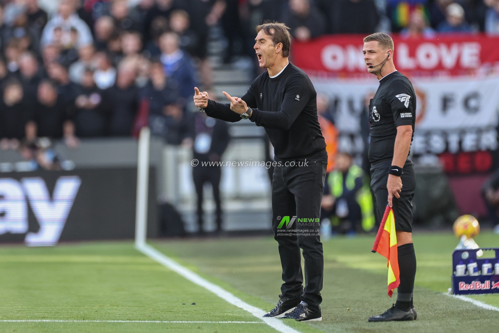 Julen Lopetegui manager of West Ham United gives his team instructions during the Premier League match West Ham United vs Manchester United at London Stadium, London, United Kingdom, 27th October 2024

(Photo by Mark Cosgrove/News Images)