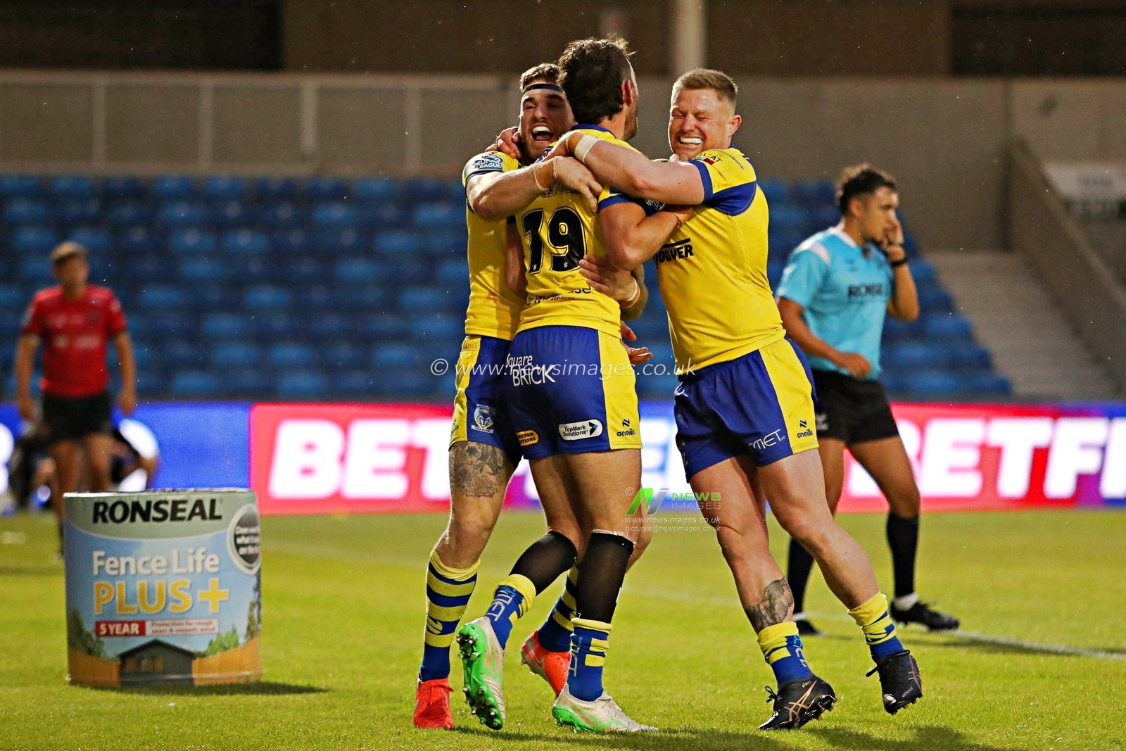 Stefan Ratchford of Warrington Wolves celebrates his try during the Betfred Super League round 17 match Salford Red Devils vs Warrington Wolves at Salford Community Stadium, Eccles, United Kingdom, 4th July 2025(Photo by Sam Eaden/News Images)