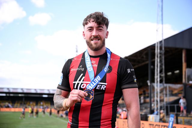 Matty Ashton of Warrington Wolves poses for a photo with the MOTM medal following during the Betfred Super League round 21 match Castleford Tigers vs Warrington Wolves at OneBore Stadium, Castleford, Untied Kingdom on 01 August 2026

(Photo by Ben Roberts/News Images)

