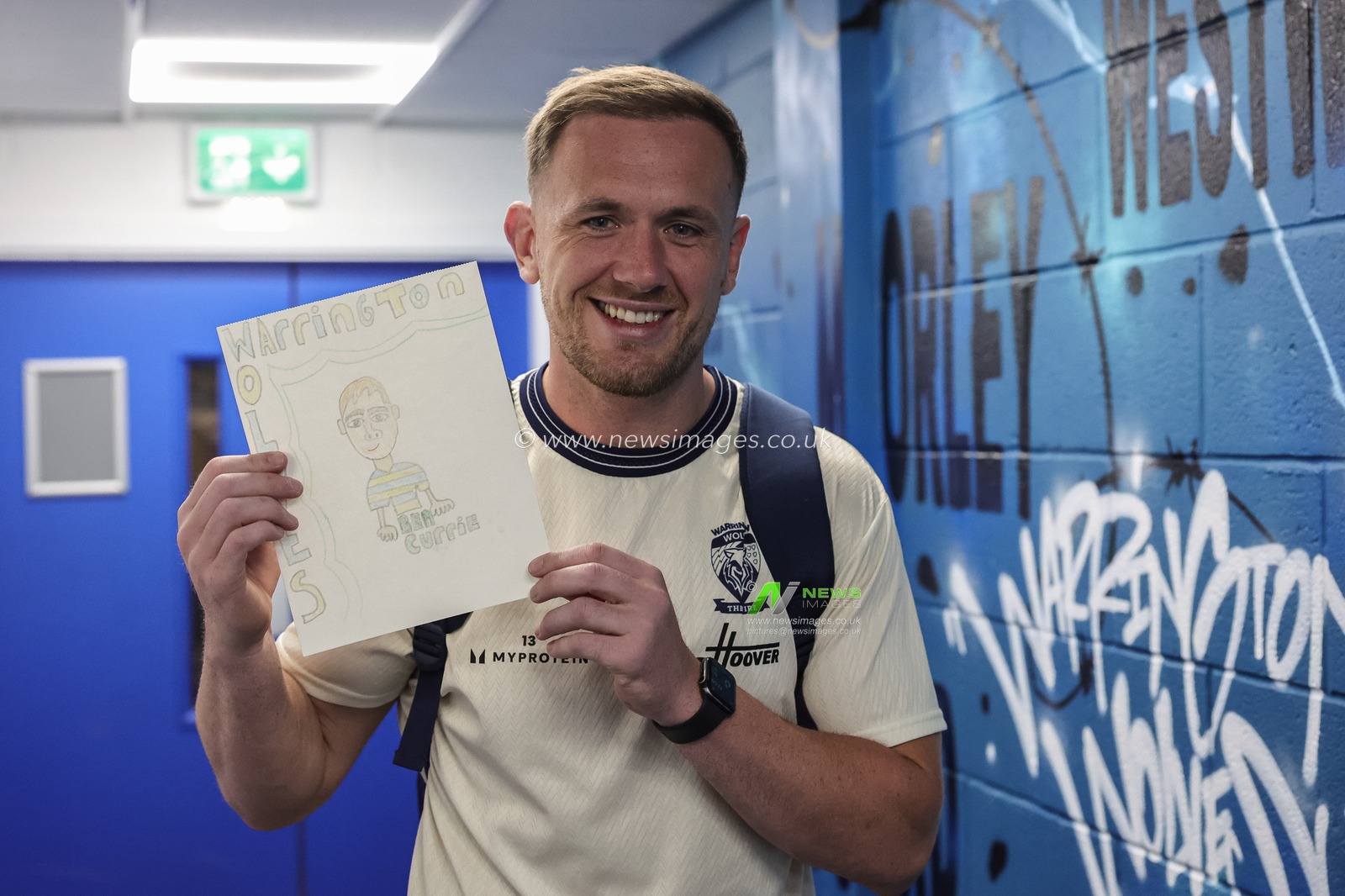 Ben Currie of Warrington Wolves arrives holding a young fans drawing of himself during the Betfred Super League round 23 match Warrington Wolves vs York Knights at The Halliwell Jones Stadium, Warrington, United Kingdom on 13 August 2026

(Photo by Mark Cosgrove/News Images)