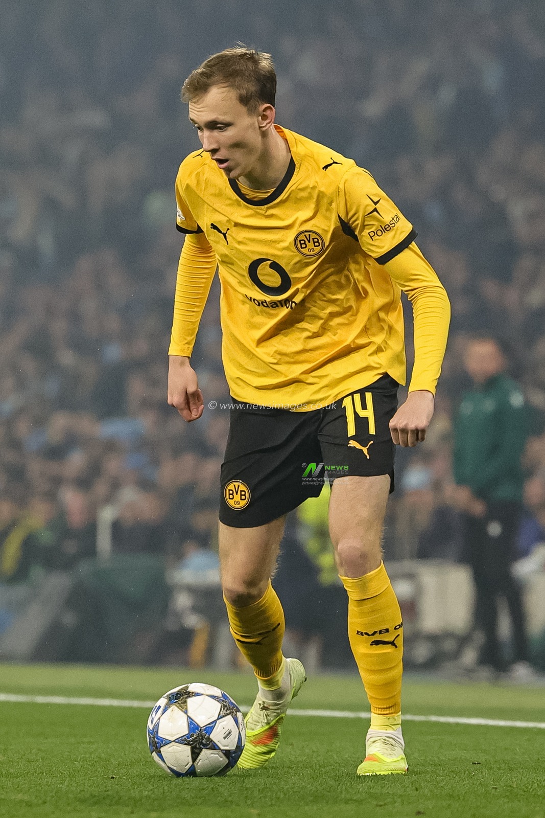 Maximilian Beier of Borussia Dortmund with the ball during the UEFA Champions League Matchday 4 of 8 Manchester City vs Borussia Dortmund at the City of Manchester Stadium, Manchester, United Kingdom, 5th November 2025

(Photo by Mark Cosgrove/News Images)

*** GER AUT SUI OUT ***