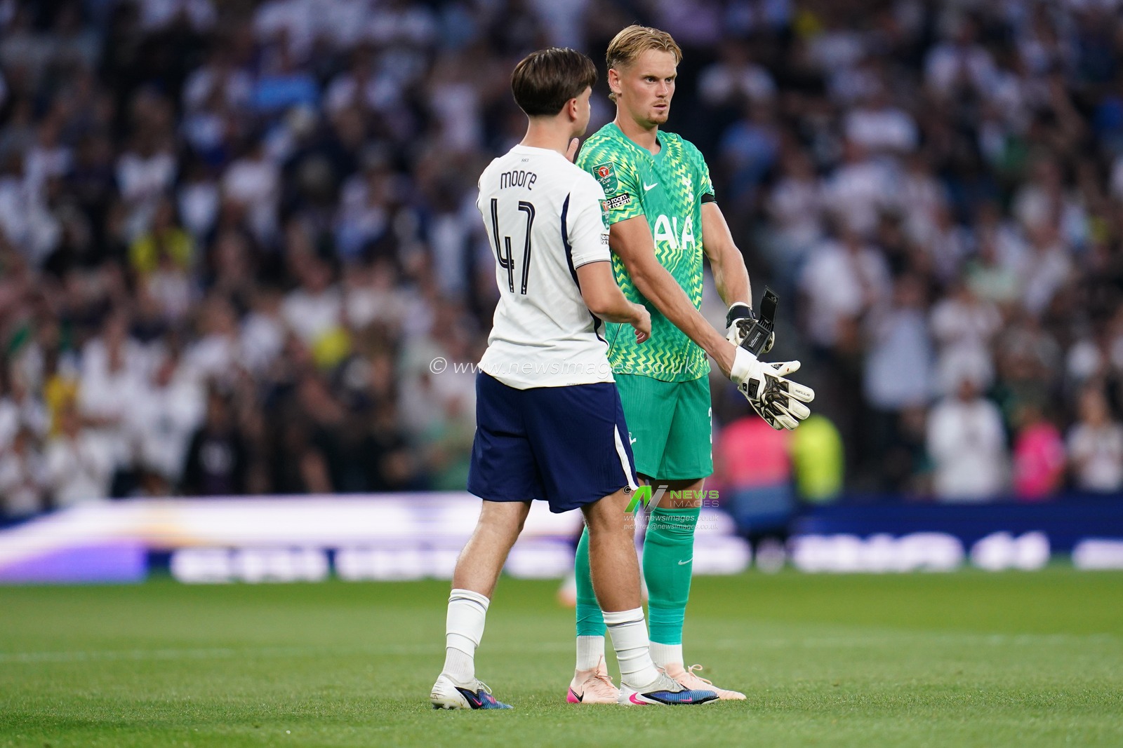 Tottenham Hotspur goalkeeper Antonin Kinsky and Mikey Moore of Tottenham Hotspur during the Carabao Cup round 2 match Tottenham Hotspur vs Charlton Athletic at Tottenham Hotspur Stadium, London, United Kingdom on 26 August 2026

(Photo by Harvey Murphy/News Images)