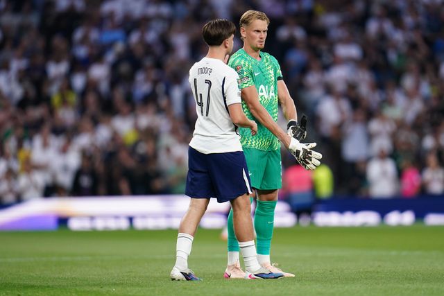 Tottenham Hotspur goalkeeper Antonin Kinsky and Mikey Moore of Tottenham Hotspur during the Carabao Cup round 2 match Tottenham Hotspur vs Charlton Athletic at Tottenham Hotspur Stadium, London, United Kingdom on 26 August 2026

(Photo by Harvey Murphy/News Images)