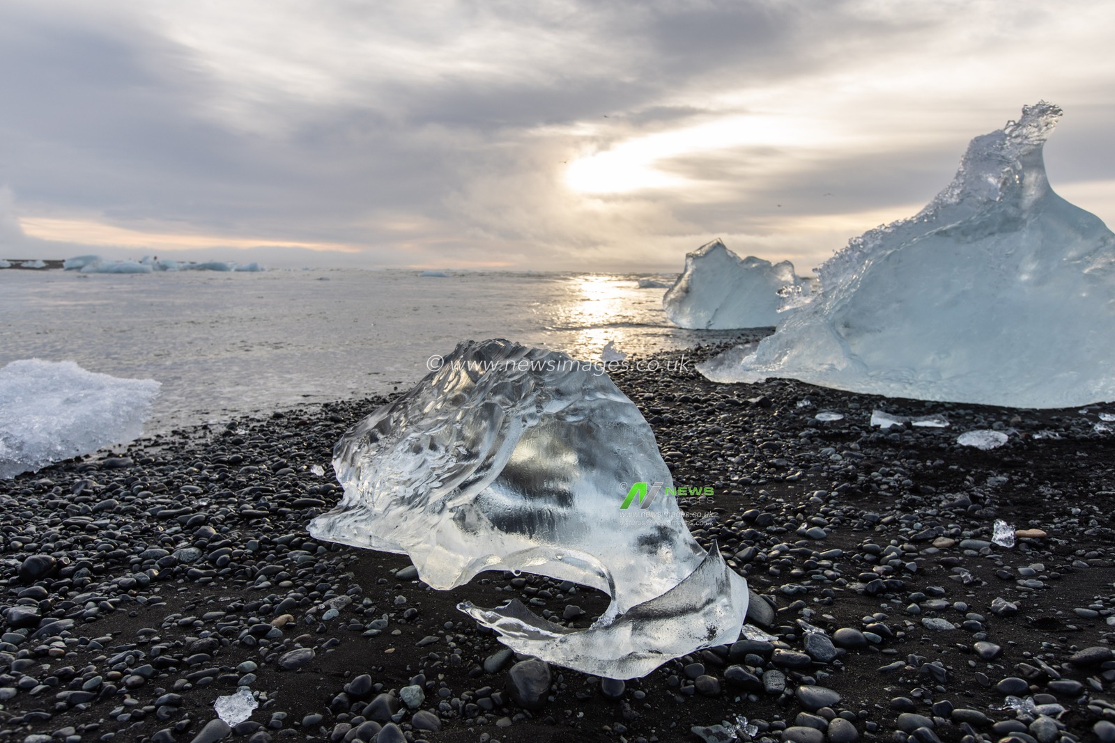 Small Iceberg's washed up on Diamond Beach that float down the river from JÃ¶kulsÃ¡rlÃ³n Glacial Lake , JÃ¶kulsÃ¡rlÃ³n, Iceland, 25th March 2025

(Photo by Alfie Cosgrove/News Images)