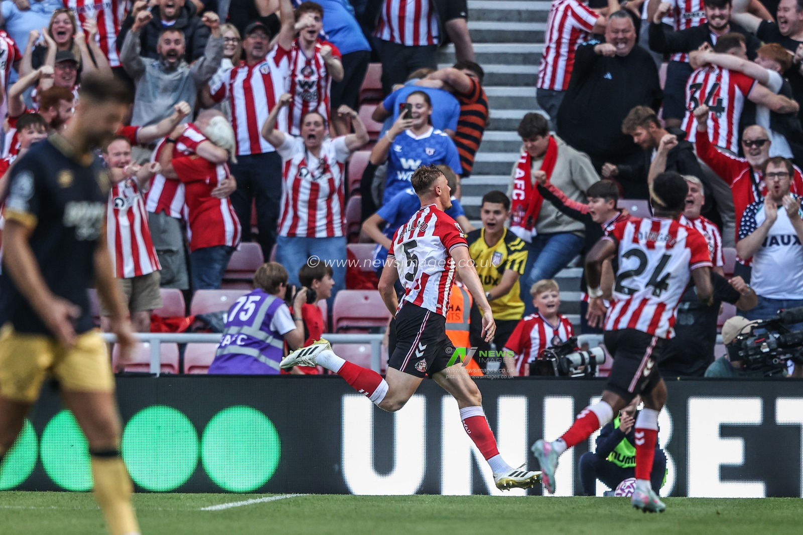 Daniel Ballard of Sunderland celebrates his goal to make it 2-0 during the Premier League match Sunderland vs West Ham United at Stadium Of Light, Sunderland, United Kingdom, 16th August 2025

(Photo by Alfie Cosgrove/News Images)