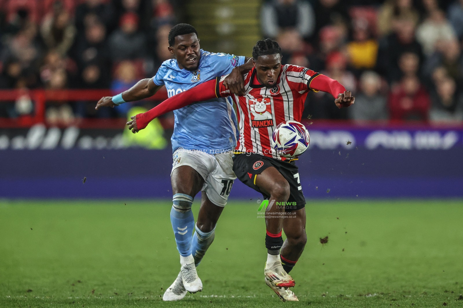Ephron Mason-Clark of Coventry City and Femi Seriki of Sheffield United battle for the ball during the Sky Bet Championship match Sheffield United vs Coventry City at Bramall Lane, Sheffield, United Kingdom, 28th March 2025

(Photo by Alfie Cosgrove/News Images)