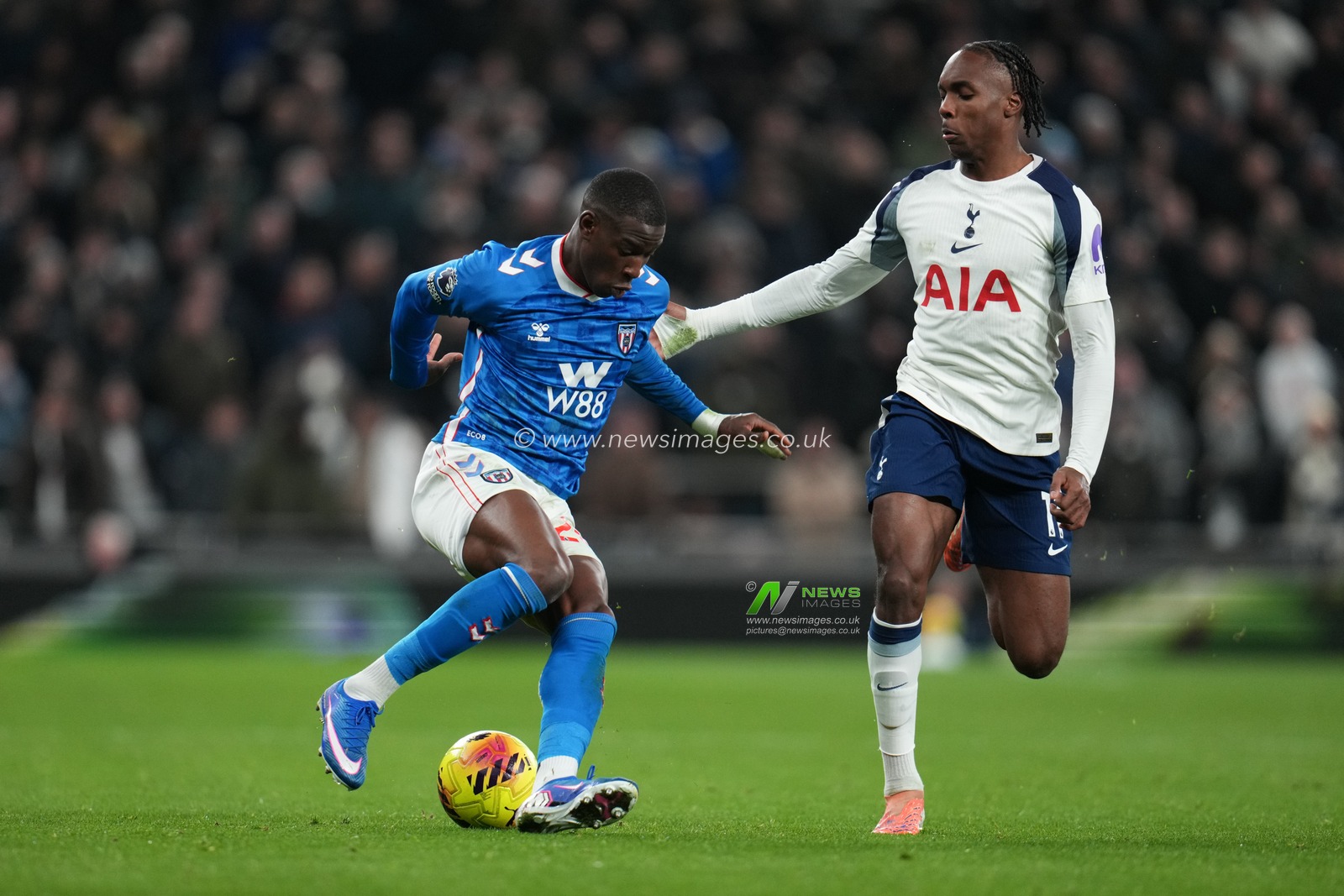 Nordi Mukiele of Sunderland turns on the ball under pressure from Mathys Tel of Tottenham Hotspur during the Premier League match Tottenham Hotspur vs Sunderland at Tottenham Hotspur Stadium, London, United Kingdom, 4th January 2026

(Photo by Harvey Murphy/News Images)

*** GER AUT SUI OUT ***