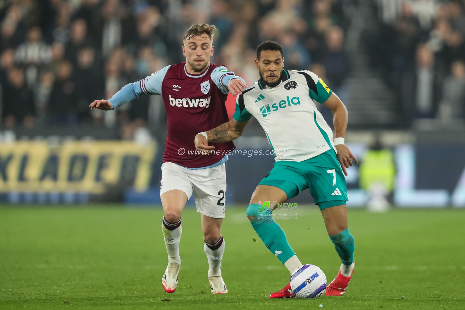 Joelinton of Newcastle United passes the ball despite pressure from Jarrod Bowen of West Ham United during the Premier League match West Ham United vs Newcastle United at London Stadium, London, United Kingdom, 10th March 2025

(Photo by Izzy Poles/News Images)