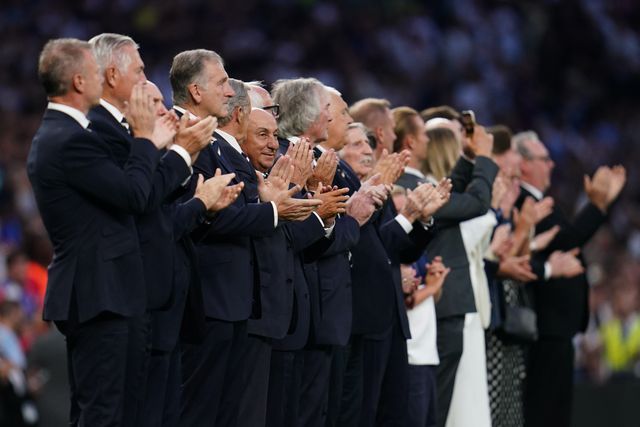 Tottenham Hotspur remember ex player Terry Dyson with a round of applause ahead of kick off during the Carabao Cup round 2 match Tottenham Hotspur vs Charlton Athletic at Tottenham Hotspur Stadium, London, United Kingdom on 26 August 2026

(Photo by Harvey Murphy/News Images)