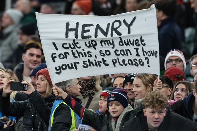 A young fan with a home made sign for Henry Slade of England during the Quilter Nations Series 2025 match England vs Argentina at Allianz Stadium, Twickenham, United Kingdom, 23rd November 2025

(Photo by Mark Cosgrove/News Images)

*** GER AUT SUI OUT ***
