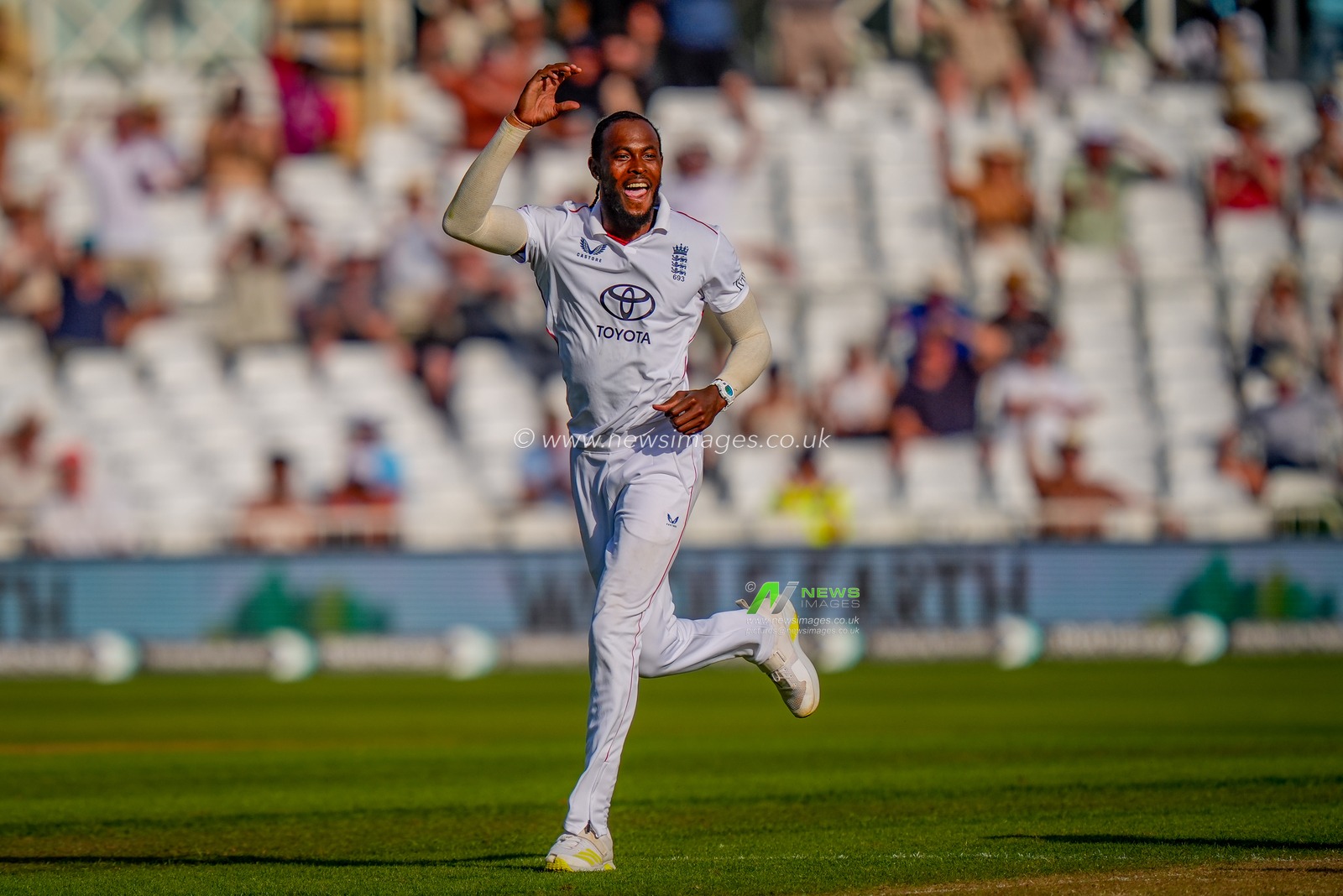 Jofra Archer of England celebrates taking the wicket of Henry Nicholls of New Zealand at the close of play during the 3rd Rothesay Test Match Day 1 match England vs New Zealand at Trent Bridge, Nottingham, United Kingdom on 25 June 2026

(Photo by Maynard Manyowa/News Images)