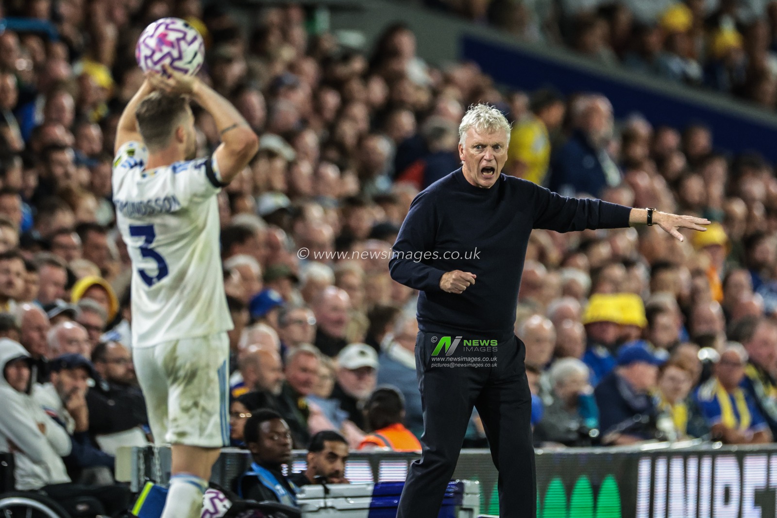 David Moyes manager of Everton gives his team instructions during the Premier League match Leeds United vs Everton at Elland Road, Leeds, United Kingdom, 18th August 2025

(Photo by Mark Cosgrove/News Images)