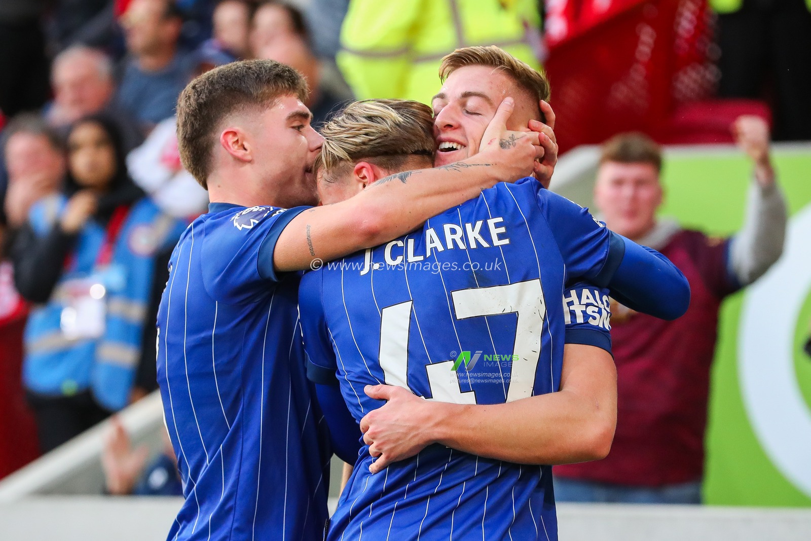 Liam Delap of Ipswich Town celebrates his goal with teammates to make it 3-3 during the Premier League match Brentford vs Ipswich Town at The Gtech Community Stadium, London, United Kingdom, 26th October 2024

(Photo by Izzy Poles/News Images)