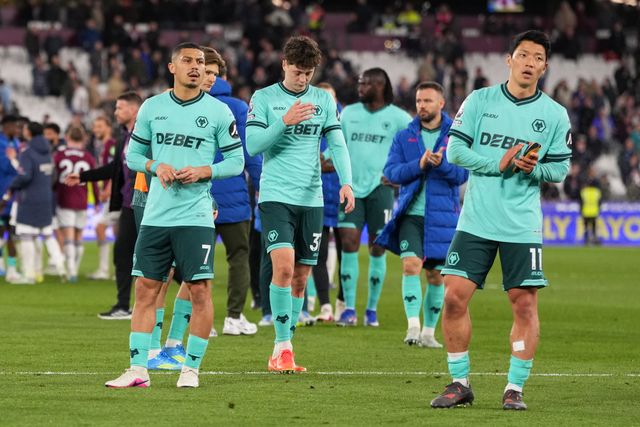 Wolves players at full time during the Premier League match West Ham United vs Wolverhampton Wanderers at London Stadium, London, United Kingdom on 10 April 2026

(Photo by Harvey Murphy/News Images)
