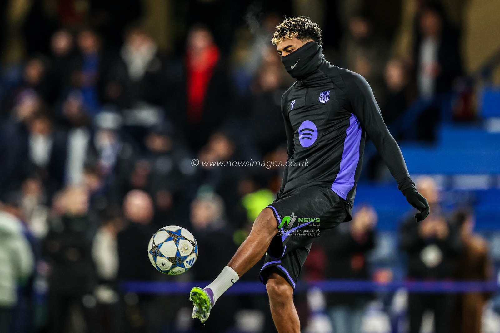 Lamine Yamal of Barcelona in the pregame warmup session during the UEFA Champions League Matchday 5 of 8 Chelsea v Barcelona at Stamford Bridge, London, United Kingdom, 25th November 2025

(Photo by Alfie Cosgrove/News Images)

*** GER AUT SUI OUT ***