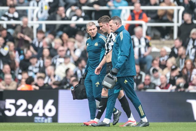 Sven Botman of Newcastle United is substituted due to an injury during the Premier League match Newcastle Untied vs Sunderland at St. James's Park, Newcastle, United Kingdom on 22 March 2026

(Photo by Mark Cosgrove/News Images)