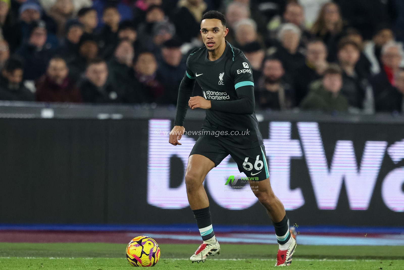 Trent Alexander-Arnold of Liverpool breaks with the ball during the Premier League match West Ham United vs Liverpool at London Stadium, London, United Kingdom, 29th December 2024

(Photo by Alfie Cosgrove/News Images)