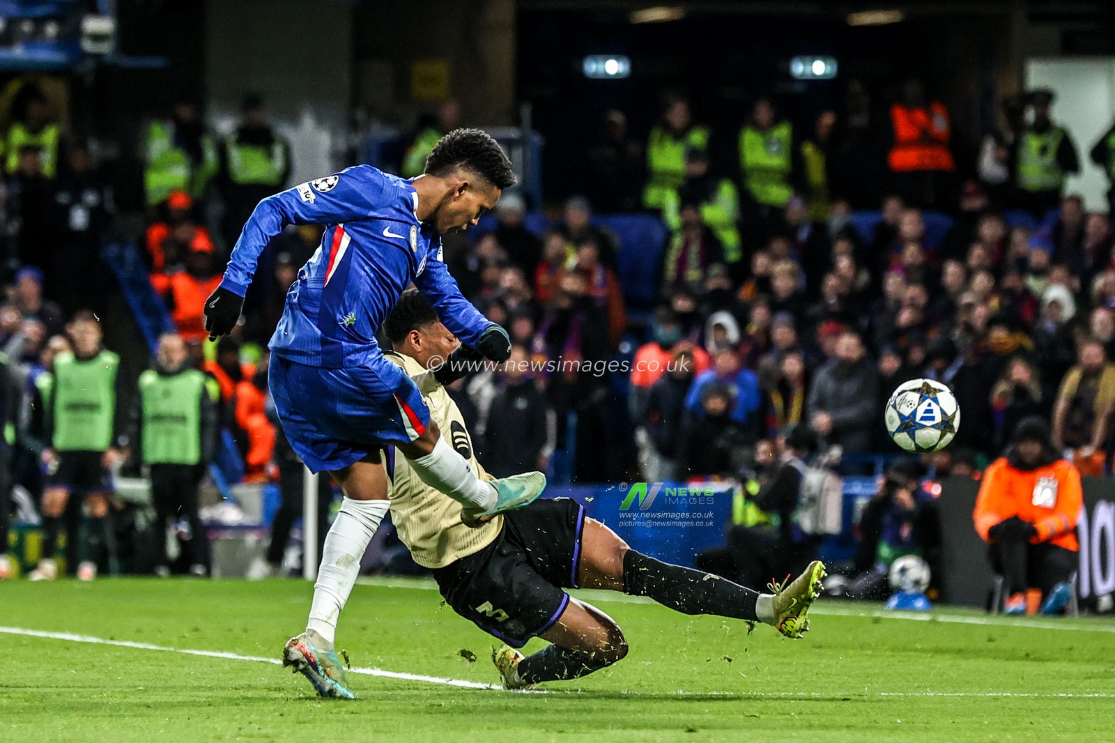 Estêvão of Chelsea scores to make it 2-0 during the UEFA Champions League Matchday 5 of 8 Chelsea v Barcelona at Stamford Bridge, London, United Kingdom, 25th November 2025

(Photo by Alfie Cosgrove/News Images)

*** GER AUT SUI OUT ***