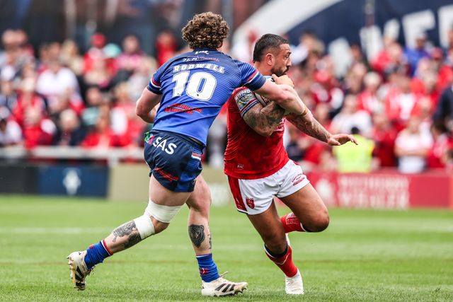 Elliot Minchella of Hull KR is tackled by Ky Rodwell of Wakefield Trinity during the Betfred Super League round 13 match Wakefield Trinity vs Hull KR at DIY Kitchens Stadium, Wakefield, United Kingdom on 06 June 2026

(Photo by Alfie Cosgrove/News Images)