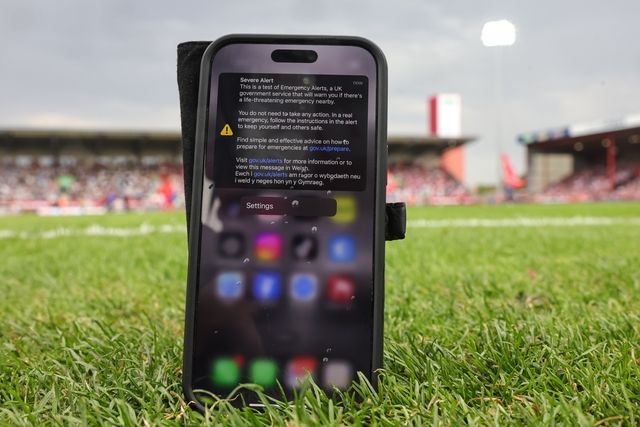Mobile phones ring out loud as and display a message on screen as the Government’s Emergency Alert System is pushed out through the UK's mobile phone networks during the Betfred Super League Round 25 match Hull KR vs Hull FC at Sewell Group Craven Park, Kingston upon Hull, United Kingdom, 7th September 2025

(Photo by Mark Cosgrove/News Images)