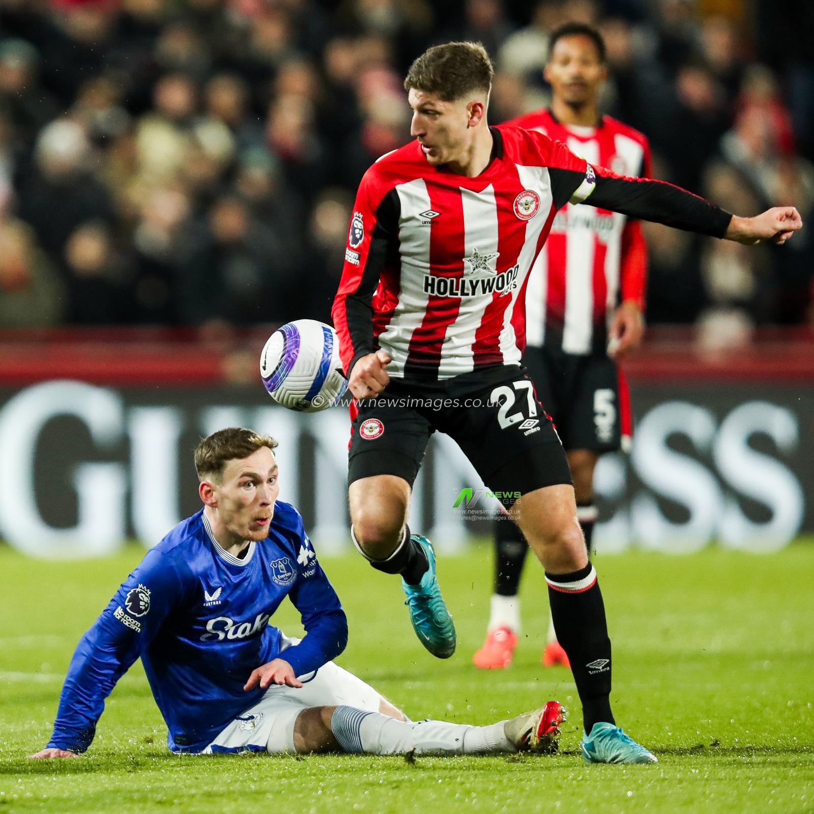 James Garner of Everton battles for the ball with Vitaly Janelt of Brentford during the Premier League match Brentford vs Everton at The Gtech Community Stadium, London, United Kingdom, 26th February 2025

(Photo by Izzy Poles/News Images)