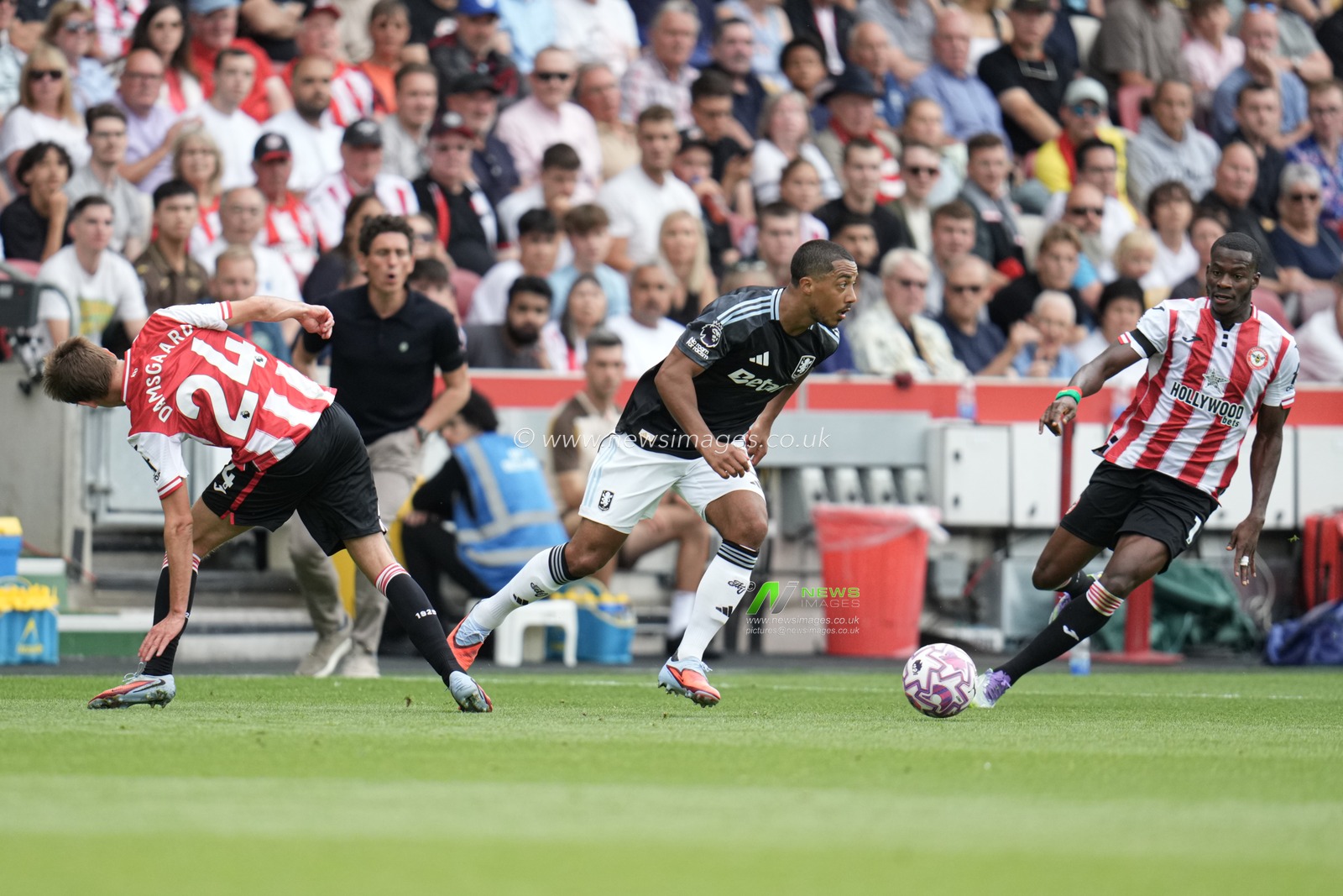 Youri Tielemans of Aston Villa on the ball during the Premier League match Brentford vs Aston Villa at The Gtech Community Stadium, London, United Kingdom, 23rd August 2025

(Photo by Harvey Murphy/News Images)