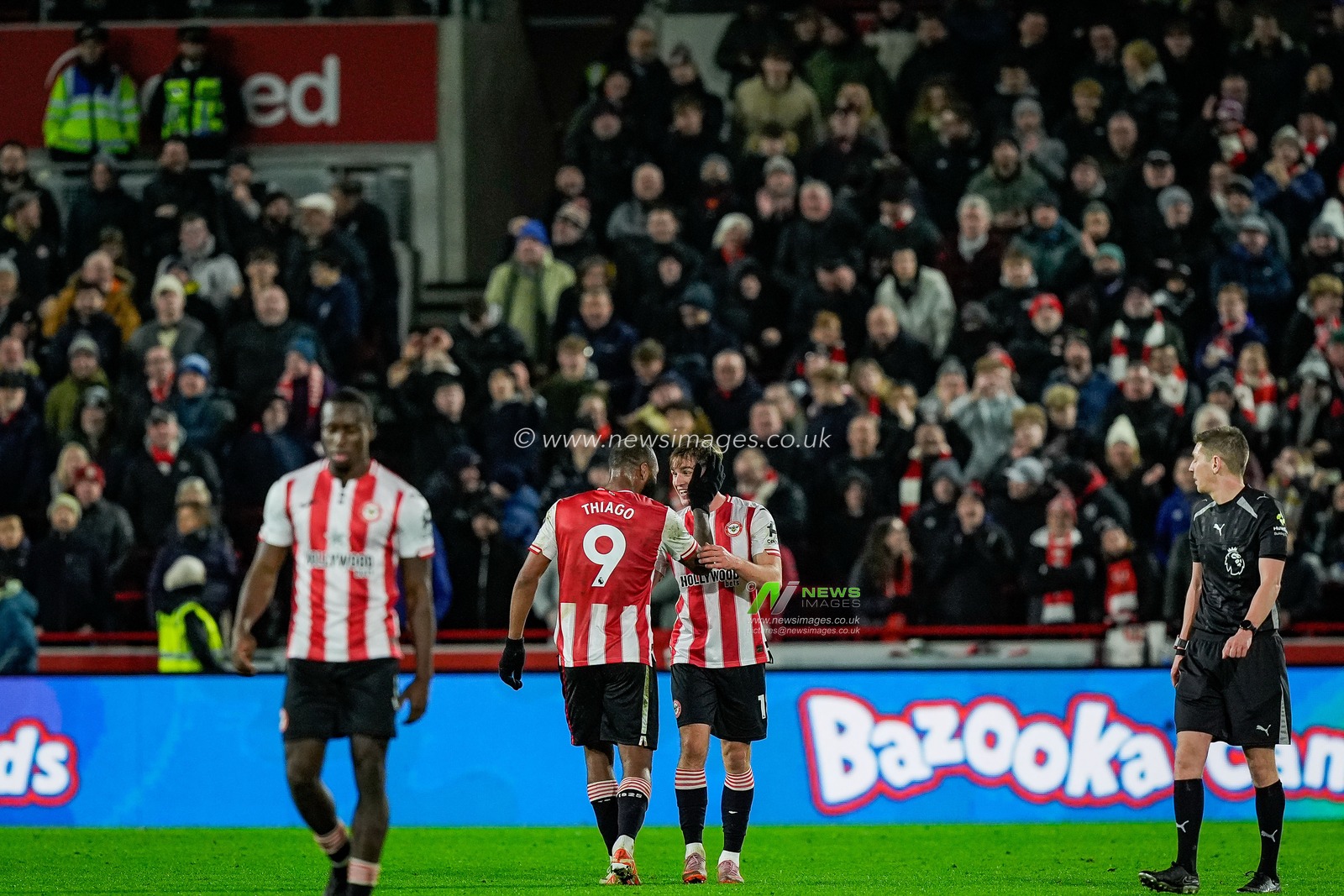 Yehor Yarmolyuk of Brentford celebrates his goal to make it 3-0 with Igor Thiago of Brentford during the Premier League match Brentford vs Sunderland at The Gtech Community Stadium, London, United Kingdom, 7th January 2026

(Photo by Maynard Manyowa/News Images)

*** GER AUT SUI OUT ***