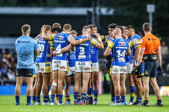 Leeds Rhinos have a team huddle after getting a try during the Betfred Super League round 23 match Leeds Rhinos vs Hull KR at Headingley Stadium, Leeds, United Kingdom, 21st August 2025

(Photo by Alfie Cosgrove/News Images)