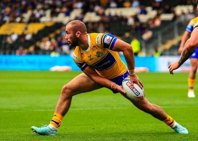 Jarrod O'Connor of Leeds Rhinos passes the ball during the Betfred Super League Round 24 match Hull FC vs Leeds Rhinos at MKM Stadium, Hull, United Kingdom, 30th August 2025

(Photo by Richard Bierton/News Images)