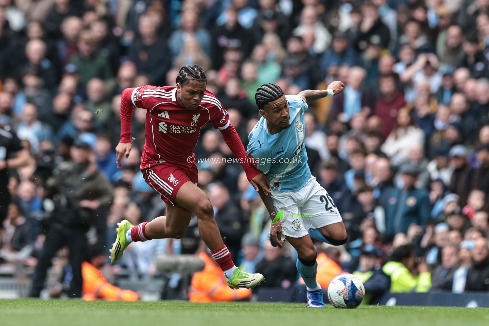 Savinho of Manchester City holds off Rio Ngumoha of Liverpool during the Emirates FA Cup Quarter-Final match Manchester City vs Liverpool at Etihad Stadium, Manchester, United Kingdom on 04 April 2026

(Photo by Mark Cosgrove/News Images)