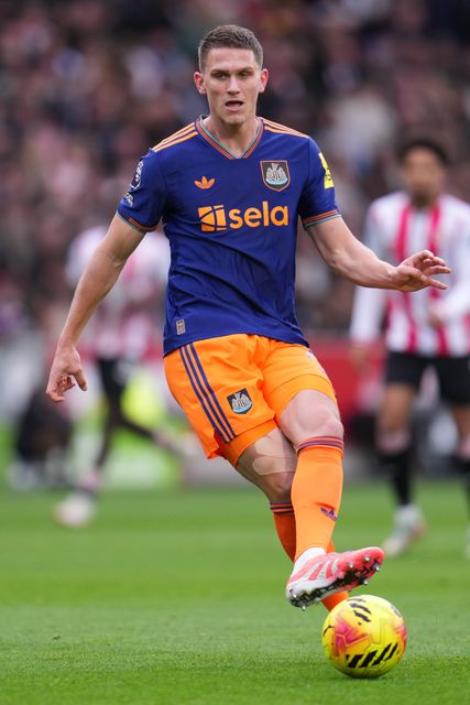 Sven Botman of Newcastle United makes a pass during the Premier League match Brentford vs Newcastle United at The Gtech Community Stadium, London, United Kingdom, 9th November 2025

(Photo by Harvey Murphy/News Images)

*** GER AUT SUI OUT ***