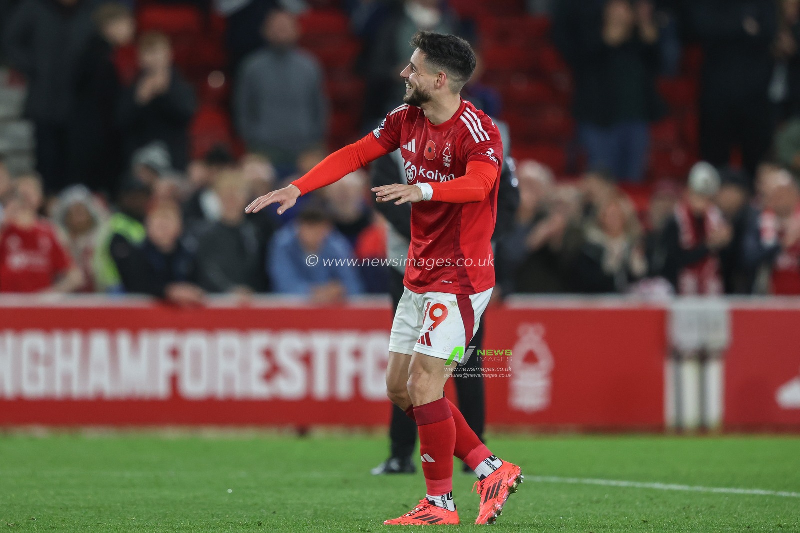 Ãlex Moreno of Nottingham Forest celebrates with the fans during the Premier League match Nottingham Forest vs West Ham United at City Ground, Nottingham, United Kingdom, 2nd November 2024

(Photo by Alfie Cosgrove/News Images)