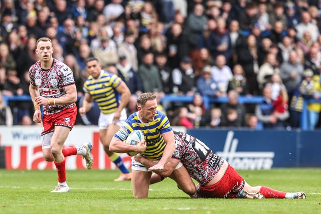Ben Currie of Warrington Wolves is tackled by Robbie Mulhern of Leigh Leopards during the Betfred Super League round 7 match Warrington Wolves vs Leigh Leopards at The Halliwell Jones Stadium, Warrington, United Kingdom on 04 April 2026

(Photo by Alfie Cosgrove/News Images)