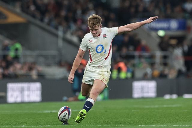 Fin Smith of England lines up the ball during the Quilter Nations Series 2025 match England vs Fiji at Allianz Stadium, Twickenham, United Kingdom, 8th November 2025

(Photo by Mark Cosgrove/News Images)

*** GER AUT SUI OUT ***