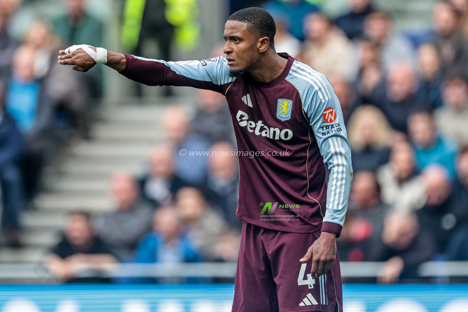 Ezri Konsa of Aston Villa gives instructions during the Premier League match Everton vs Aston Villa at Hill Dickinson Stadium, Liverpool, United Kingdom, 13th September 2025

(Photo by Mark Cosgrove/News Images)