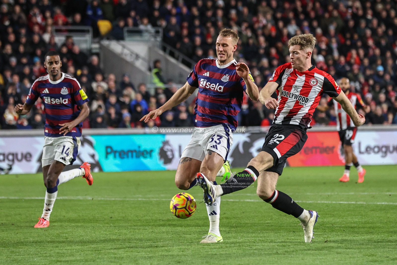 Nathan Collins of Brentford scores to make it 3-2 during the Premier League match Brentford vs Newcastle United at The Gtech Community Stadium, London, United Kingdom, 7th December 2024

(Photo by Alfie Cosgrove/News Images)