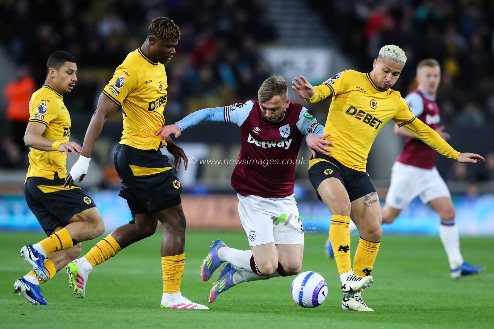 Emmanuel Agbadou of Wolverhampton Wanderers fouls Jarrod Bowen of West Ham United during the Premier League match Wolverhampton Wanderers vs West Ham United at Molineux, Wolverhampton, United Kingdom, 1st April 2025

(Photo by Gareth Evans/News Images)