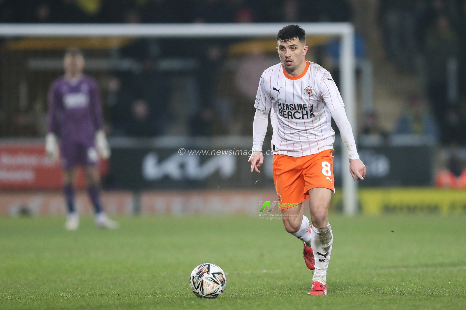 Albie Morgan of Blackpool goes forward with the ball during the Sky Bet League 1 match Burton Albion vs Blackpool at Pirelli Stadium, Burton upon Trent, United Kingdom, 8th February 2025

(Photo by Gareth Evans/News Images)
