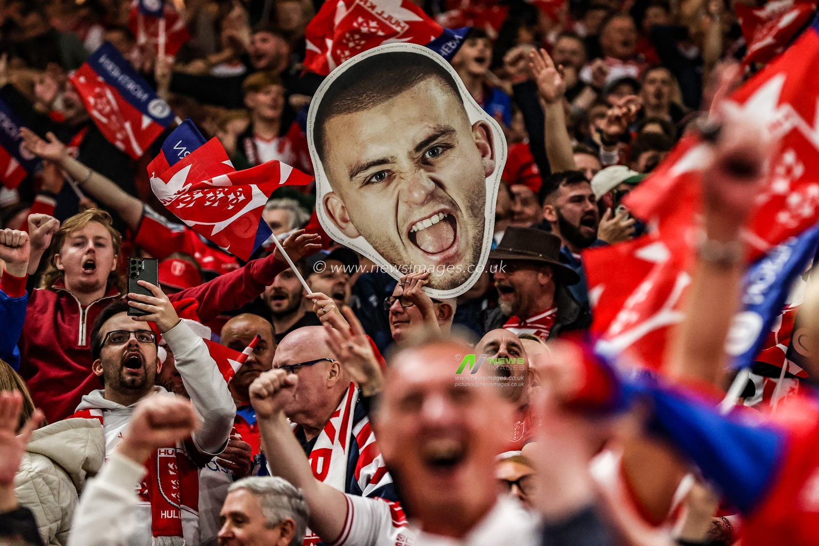 Hull KR fans celebrate winning the Grand Final during the 2025 Betfred Super League Grand Final Hull KR v Wigan Warriors at Old Trafford, Manchester, United Kingdom, 11th October 2025

(Photo by Alfie Cosgrove/News Images)