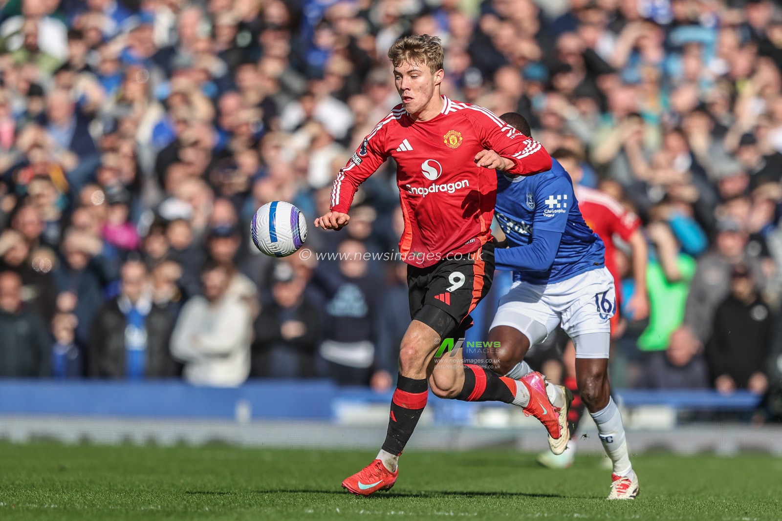 Rasmus HÃ¸jlund of Manchester United breaks with the ball during the Premier League match Everton vs Manchester United at Goodison Park, Liverpool, United Kingdom, 22nd February 2025

(Photo by Alfie Cosgrove/News Images)